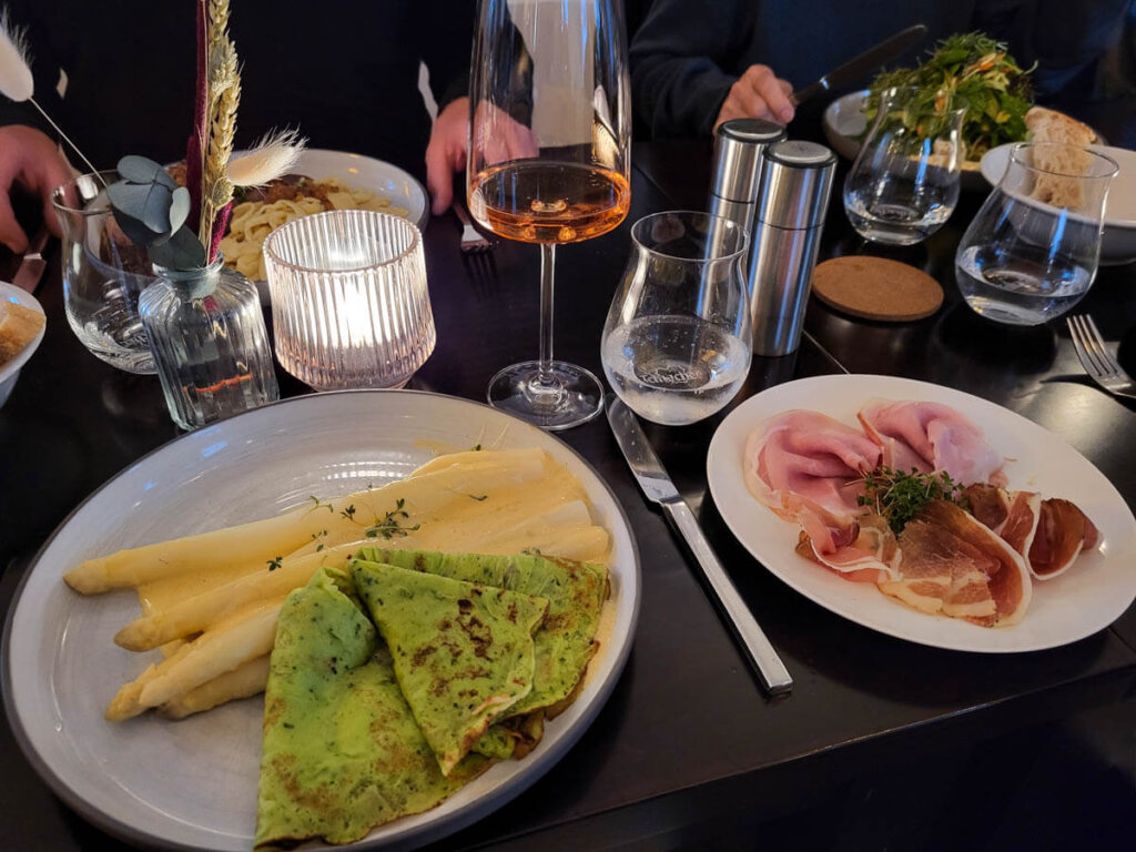 Spargel mit Kräuterflädle im Bio-Restaurant Speisekammer West in Stuttgart