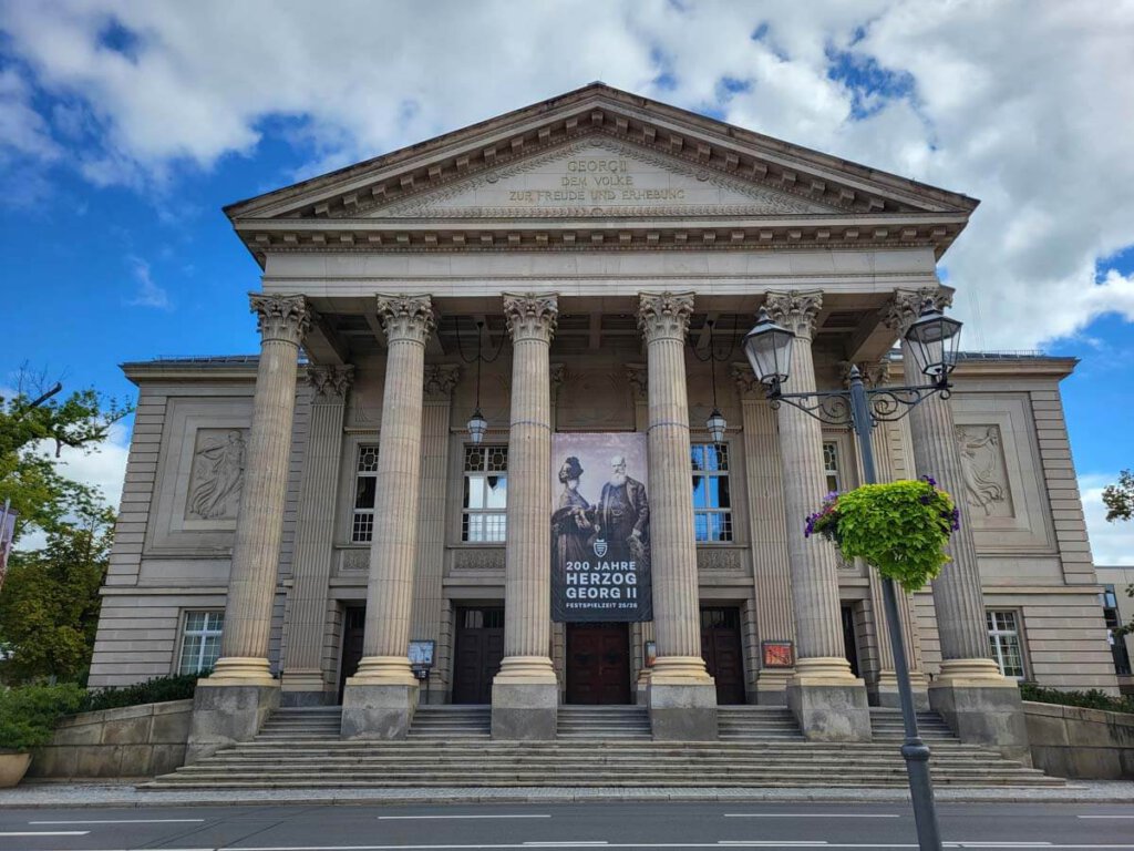 Meiningen Sehenswürdigkeiten: Das Staatstheater Meiningen mit seinen sechs Säulen