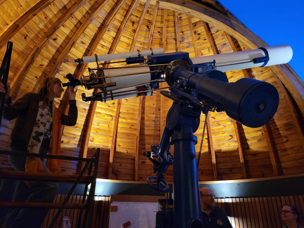 Blick durch den historischen Zeiss Refraktor in der Sternwarte Stuttgart