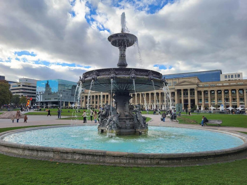 Schlossplatzspringbrunnen in Stuttgart mit Königsbau und Kunstmuseum