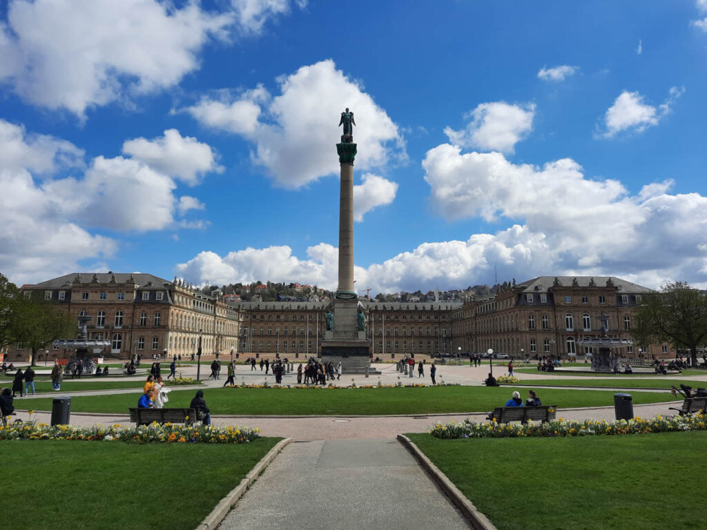 Stuttgarts bildschöne Mitte: Schlossplatz mit Jubiläumssäule und Neuem Schloss