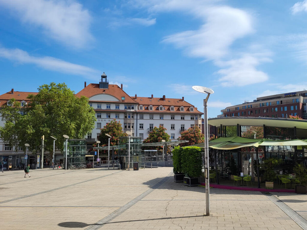 Der Marienplatz mit dem imposanten Kaiserbau, das Herz des Stuttgarter Südens