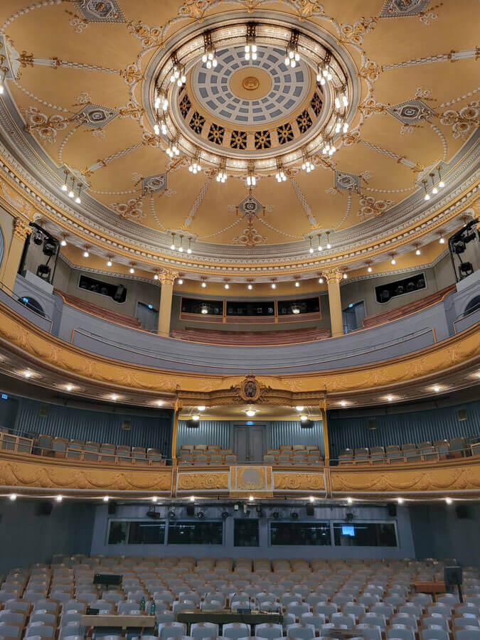 Der prächtige Saal des Staatstheaters Meiningen