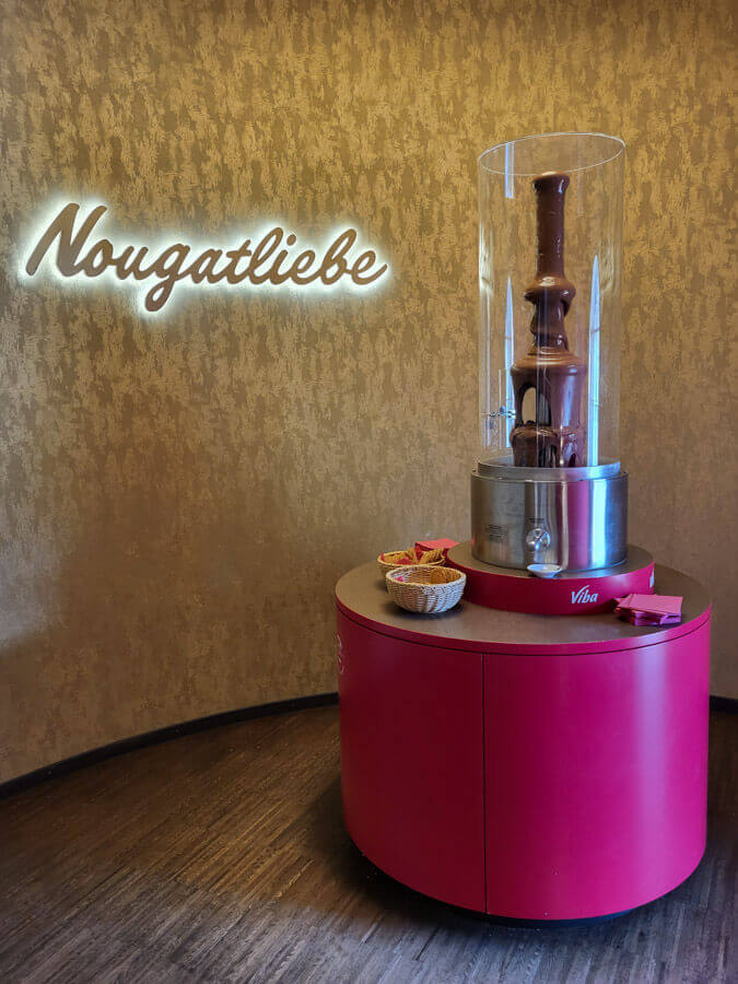 Der riesige Nougatbrunnen in der Viba Nougat-Welt Schmalkalden lockt zum Verkosten
