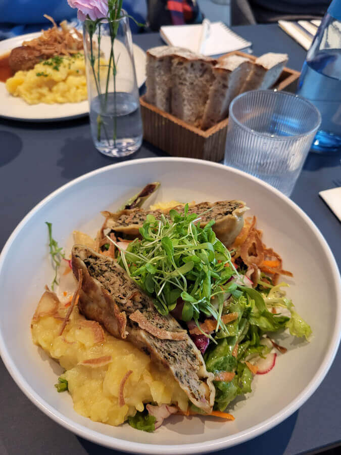 Typisch Schwäbisch: Maultaschensalat im Restaurant knitz im Haus des Tourismus am Marktplatz Stuttgart